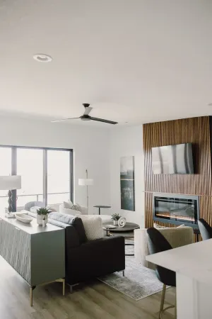 Modern Townhome with Skyline Views, Heated Balcony & Curated Art in Downtown DSM Отели рядом с достопримечательностью «Грэйтер Де-Мойн Ботаникал Гарден»