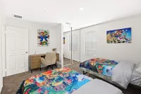 Superb 6BD/4BA villa in Riverside with WiFi, King Beds  Large space, clean new 리버사이드 호텔