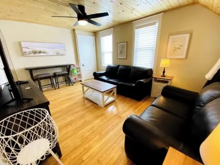 Humbly Mqt - Upper Level - 2 BR Relaxation