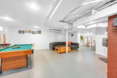 Spacious 5 BR house in the Historic Virginia Park District of Midtown Detroit. Отели рядом с достопримечательностью «African Bead Museum»