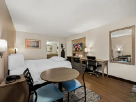 Red Roof Plus+ & Suites Naples Downtown-5th Ave S Hotels in Collier County