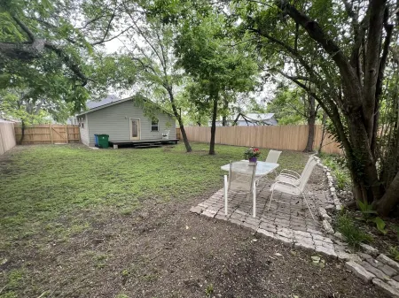 Farmhouse !!  1 min to  Randy’s Icehouse, Tx Beer Co & Taylor Liquor & 5 Samsung