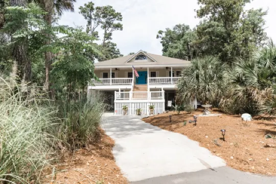 Exceptional 4 Bedroom Coastal Cottage with Heated Pool Access, Walk to the Beach