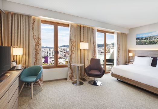 힐튼 가든 인 티라나의 레스토랑에서 제공되는 뷔페 조식