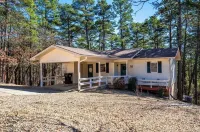 Darling HSV Home just minutes from Main Gate!