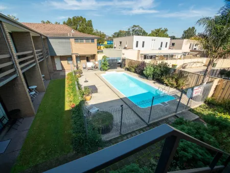 The Black Bull Motel Отели в г. Траралгон