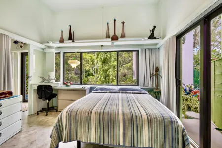 Unique Art Nature Hideaway Walkable to Wilton Drive Отели в г. Уилтон Манорс