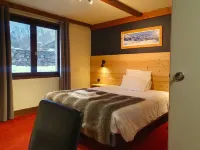 Chalet Hôtel du Bois Hotel dekat Les Gorges de la Diosaz