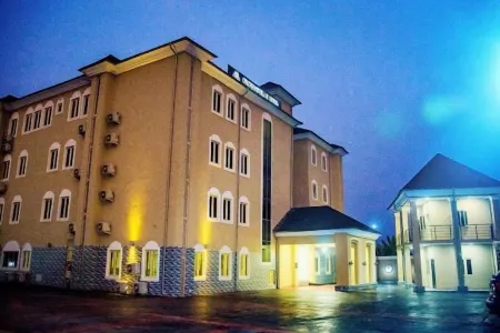 Crownsville Hotel - Airport Road Отели в г. Осуаха