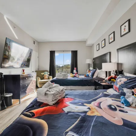 5 Minutes to Disney Free Shuttle King & Queen Bed