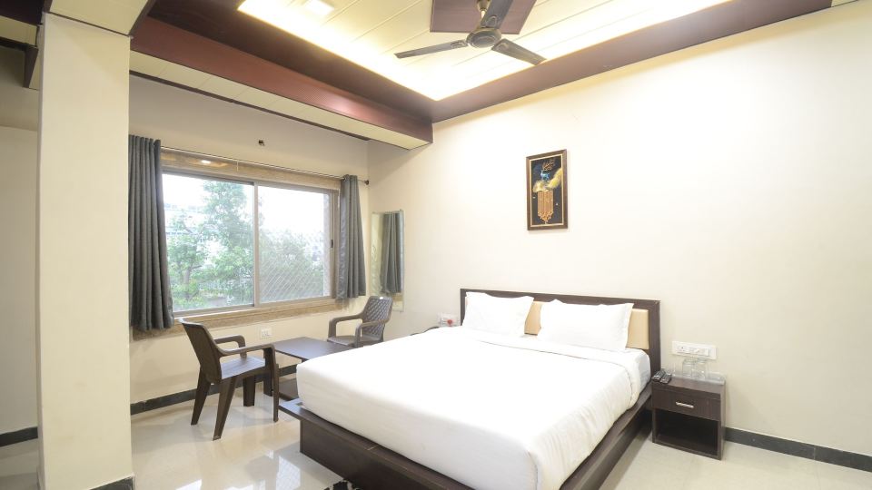 Hotel Shri Dhwaja Inn
