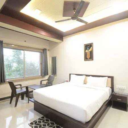 Hotel Shri Dhwaja Inn