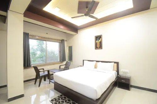 Hotel Shri Dhwaja Inn - 2-Star