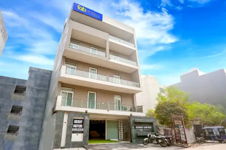 FabHotel Aerosky - Nr Yashobhoomi Convention Centre Отели рядом с достопримечательностью «Indian Institute of Technology Delhi»