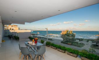 Beachfront Artemida Retreat - Peony Seabreeze Gem