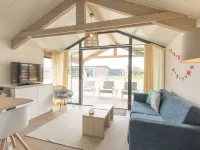 Ameland Lodge w/ Veranda Hotels in Hollum