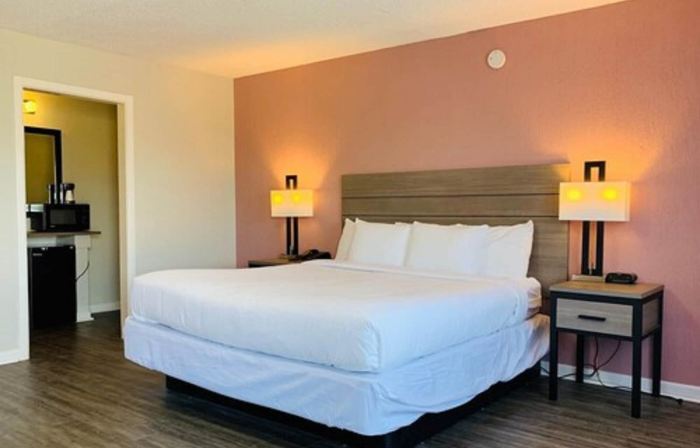 Econo Lodge Inn & Suites