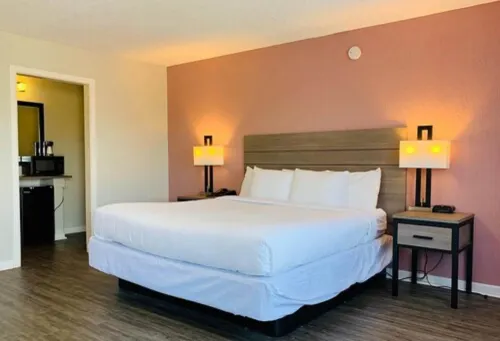 Econo Lodge Inn & Suites - 2-Star