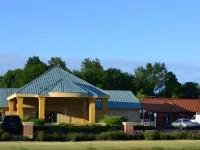 Quality Inn & Suites Banquet Center فنادق في Livonia