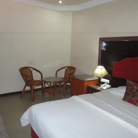 Sdm Tavern and Suites