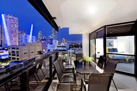 Circle on Cavill - Self Contained & Privately Managed Apartments - Wow Stay Отели рядом с достопримечательностью «The Wax Museum»