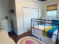 Casa Verde - cozy bungalow perfect location. Walk to Beach & Island View Casino!