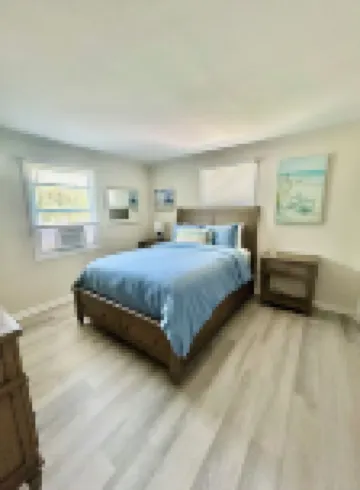 Ocean Breeze House - Sleeps 8 - Escape the Cold; Our Pool IS Heated!