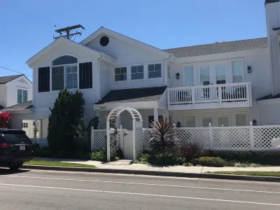 6 Blks from beach. Walking distance to restaurants, shops. Excellent location!