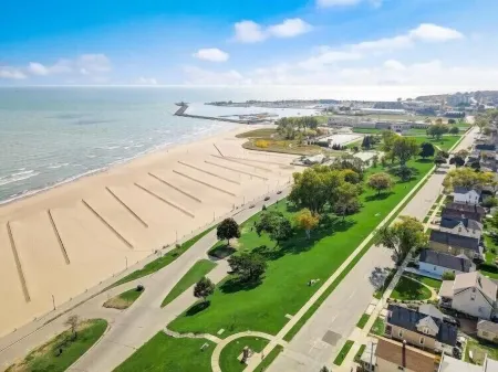Enjoy Lakefront living with family! Отели в г. Racine County