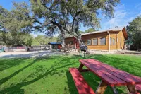 Spacious Reunion Cabin with Pool and Modern Kitchen - Stunning Retreat