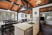 Hot Tub, Sharc Passes and Spacious Outdoor Patio - Charming Hideaway