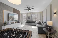 Spacious Family Retreat with Poolside Bar and Game Room - Charming Oasis Hoteles en Condado de Orange
