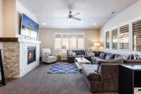 Private Hot Tub, Fire Pit and Community Pool - Luxurious Haven