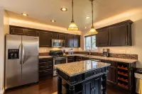 Serenity Haven - Hot Tub, Theater, Firepit, Gym, Yard