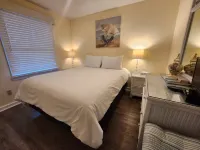 Stunning Bay Views and Outdoor Pool - Gorgeous Beachfront Haven فنادق في East Bay Township