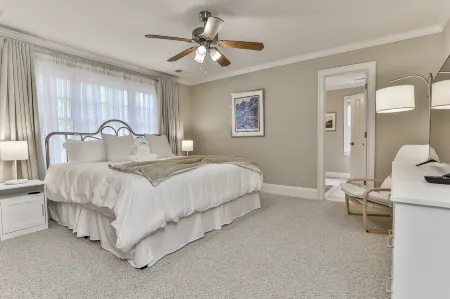 Water and Mountain Views with Open-Plan Living - Inviting Lodge Retreat