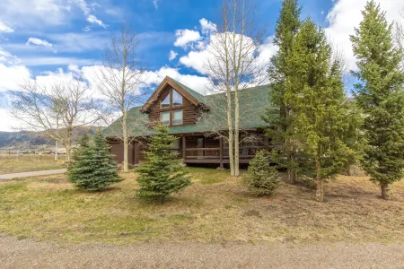 Custom Log Home-Pet-Friendly-Rio Grande River Acce