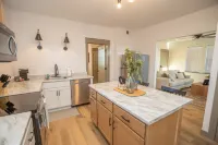 Chic Urban Haven - WiFi, Modern Decor, Stylish Retreat