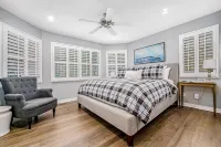 Lakeview home with private pickleball court, firepits, fireplace, & full kitchen Hotel a Casco Township