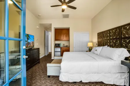 Spacious Private Patio and Access to Multiple Pools and Spa - Charming Retreat Отели рядом с достопримечательностью «Библиотека Ла Куинта»