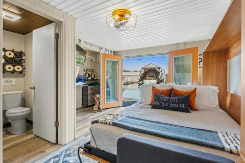 Private Deck and Water Access - Charming Floating Haven Hotels in Kootenai County