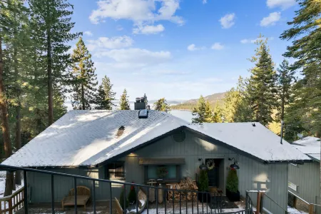 Heavenly lakeview home with hot tub and large kitchen Luxe42