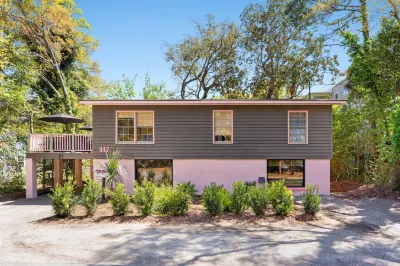 Fully Fenced and Pet Friendly Folly Vacation Cottage 317 East Hotels near Public Beach Access - 3rd St.W