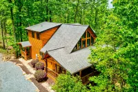 Snowbird-Friendly Lodge w/Scenic Deck, Game Room, Hot Tub, High-Speed WiFi