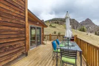 Majestic Mountain Views and Cozy Deck - Charming Family Retreat