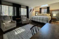 Direct Access to Recreation Path and Fireplace - Inviting Modern Retreat 사코 리버 파밀리 캠핑 주변 호텔