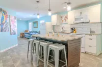 Spacious Kitchen and Modern Decor - Charming Coastal Retreat Hotels in Garden City