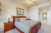 Dog-friendly & spacious condo with lake views, pool, large balcony, & W/D Hotels in Horseshoe Bay