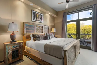 Expansive Decks and Stunning Views - Elegant Mountain Oasis Hotels in Steamboat Springs