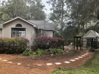 Charming Beaufort Cottage with Marsh Views and Hunting Island Beach pass The Chocolate Tree附近的飯店